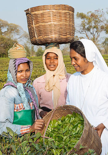 Ordensschwester Anna Kerketta kümmert sich um die Arbeiterinnen auf einer Teeplantage in Assam, Indien