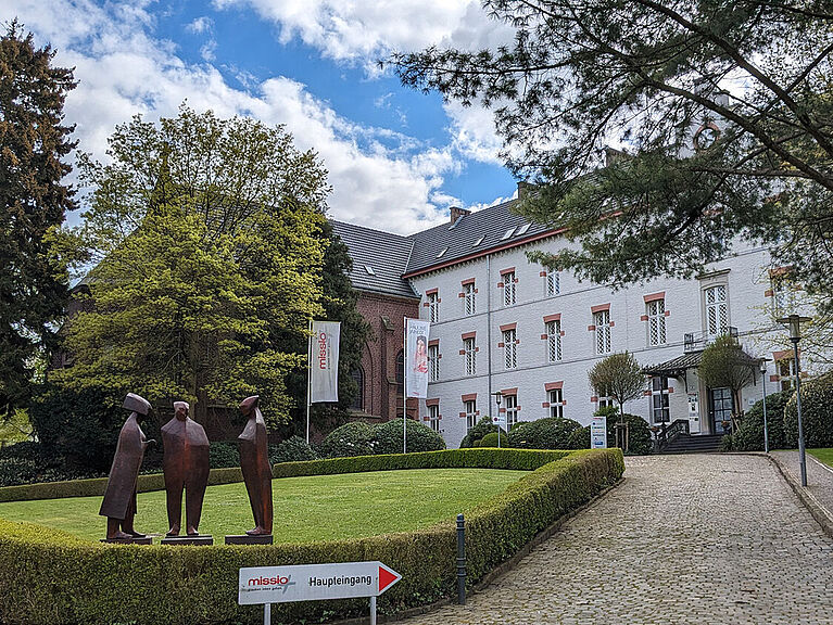 Zufahrt zum Hauptgebäude von missio in Aachen.