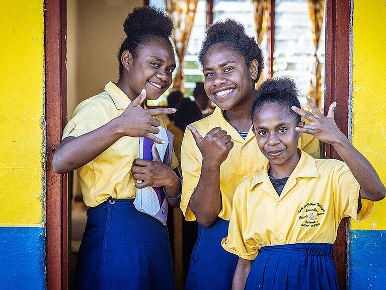 Drei Schülerinnen des katholischen College Lycée et Collège Technique de Saint Michel, Vanuatu